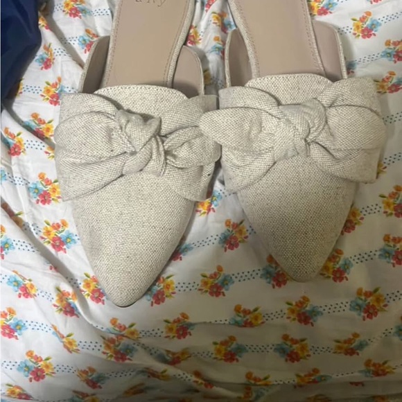 crown & ivy Shoes - Elegant Cream Bow Mules